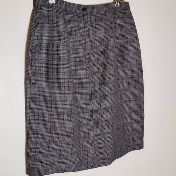 Simple and Classic Gray Tweed Pencil Skirt with Red Accents - Picture 5 of 5